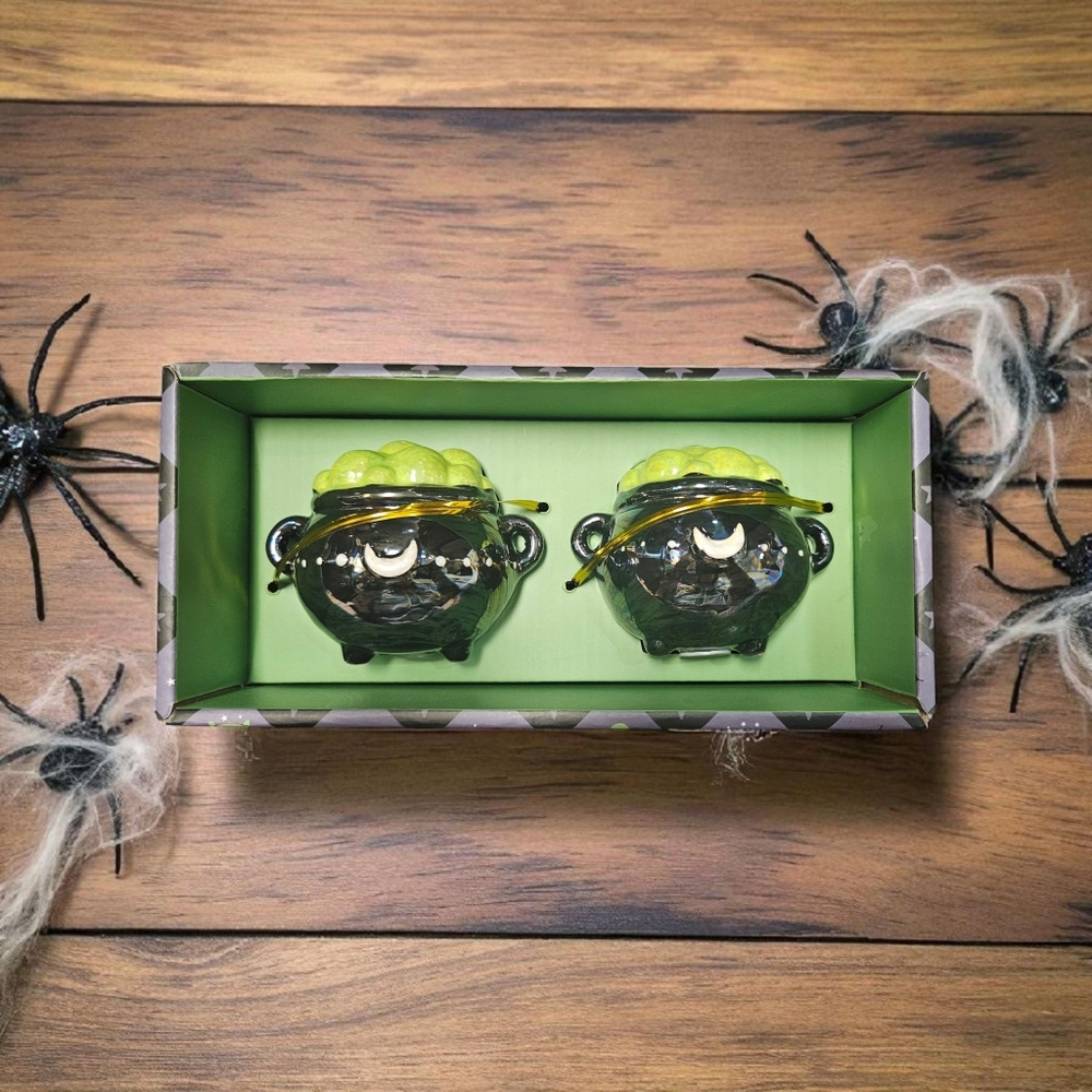 10 Strawberry Street Salt & Pepper Shaker Set Ceramic Black Green Cauldrons